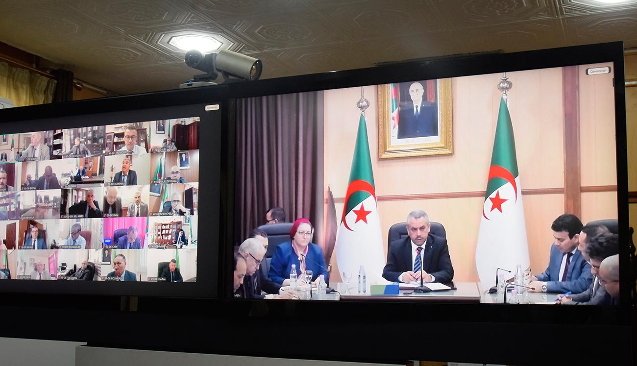 قبيل انطلاق امتحان شهادة التعليم المتوسط دورة 2026، ترأس وزير التربية الوطنية، الدكتور محمد صغير سعداوي، صبيحة اليوم الإثنين 18 ماي 2026، من مقر الوزارة بالمرادية، ندوة وطنية عبر تقنية التحاضر المرئي عن بُعد،