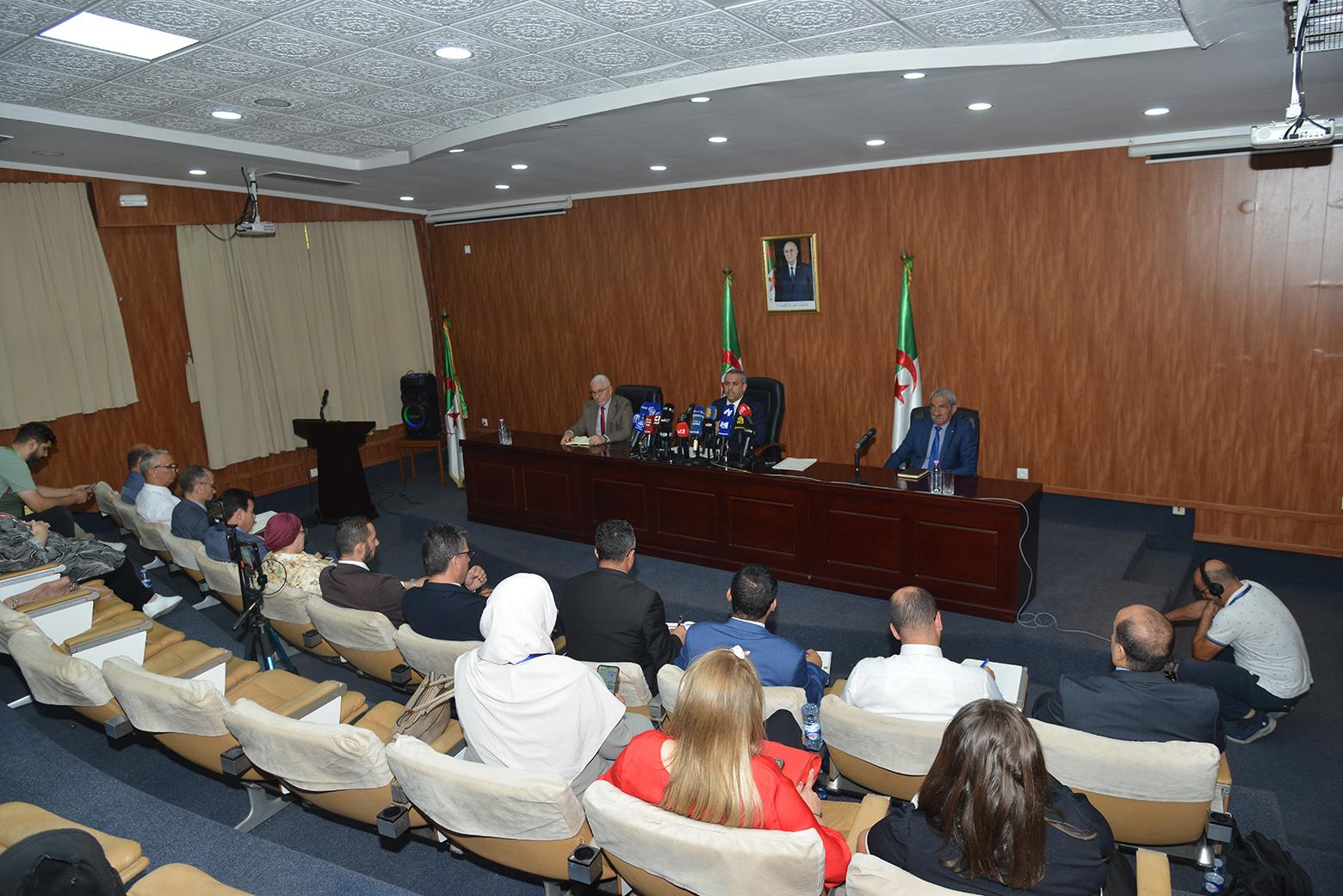 وزير التربية الوطنية ينشّط ندوة صحفية يقدّم فيها توضيحات حول الترتيبات البيداغوجية الجديدة الخاصة بالدخول المدرسي 2026-2027