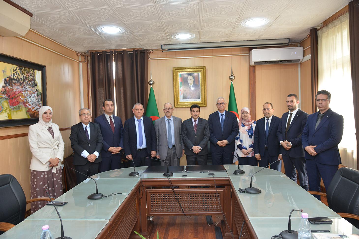 الإشراف على مراسم التوقيع على اتفاقيتين مع الاتحاد الجزائري لشركات التأمين وإعادة التأمين